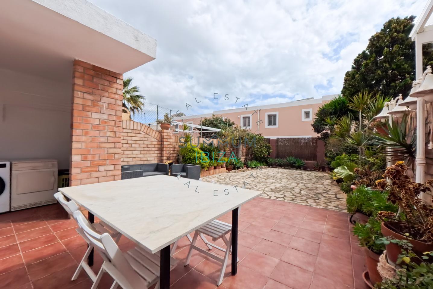 4247884-d8bd210e Adosado triplex en Es Vivé con terrazas y parking