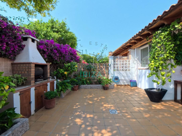 Adosado de 3 dormitorios en Ibiza con garaje y terraza