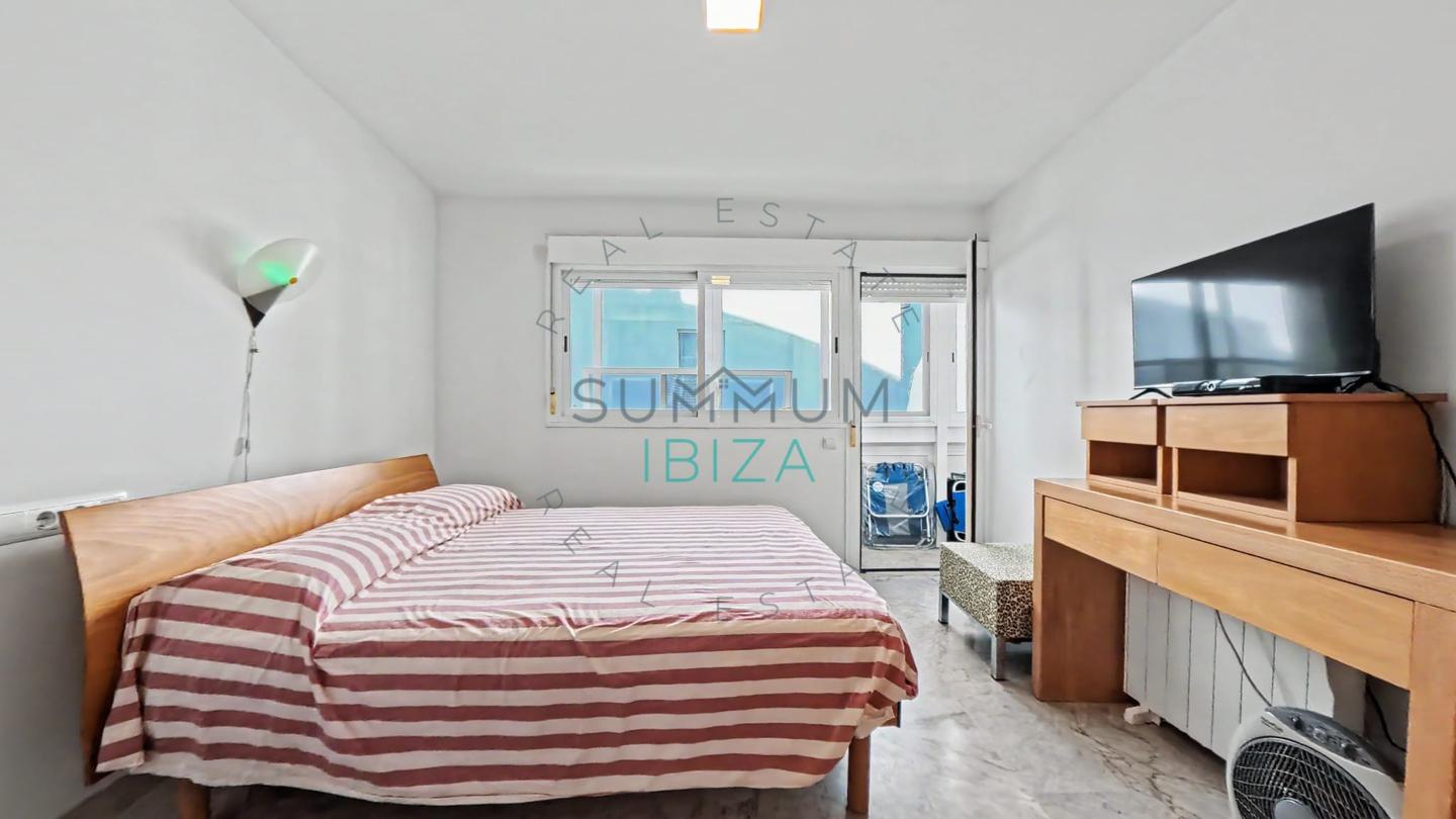 4276329-60e45523 Piso de 2 dormitorios con vistas al mar · Marina Botafoc
