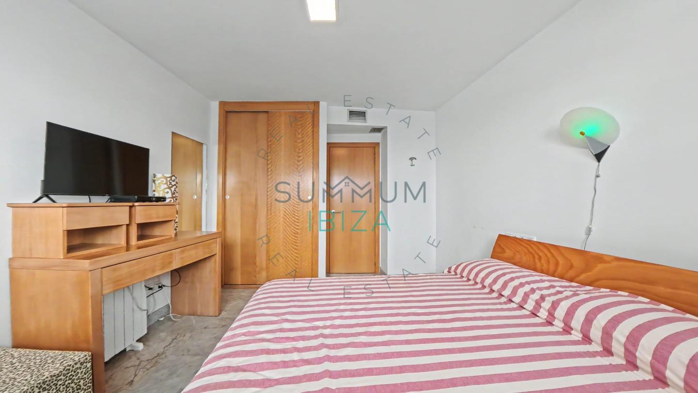 4276329-72f3d221 Piso de 2 dormitorios con vistas al mar · Marina Botafoc