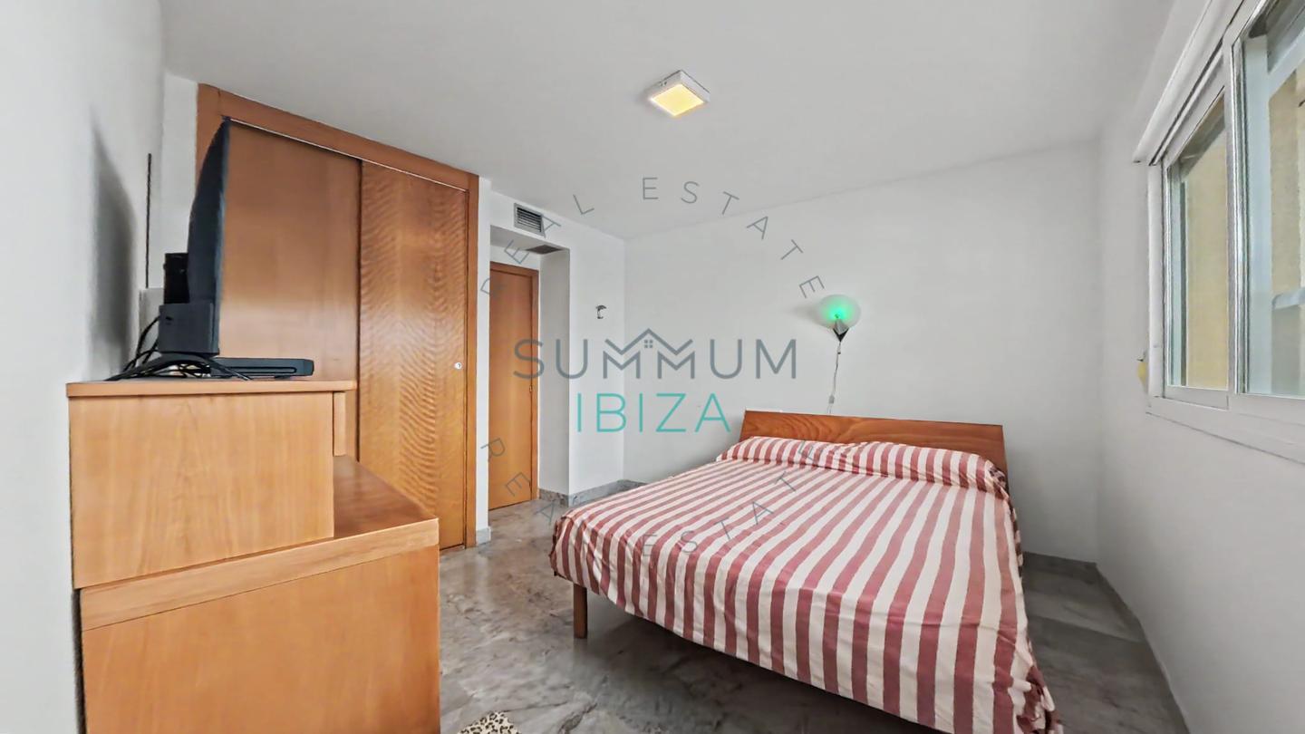 4276329-9c5d7794 Piso de 2 dormitorios con vistas al mar · Marina Botafoc
