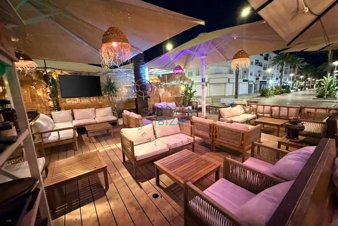 Magnífico Local comercial con terraza y mucho potencial