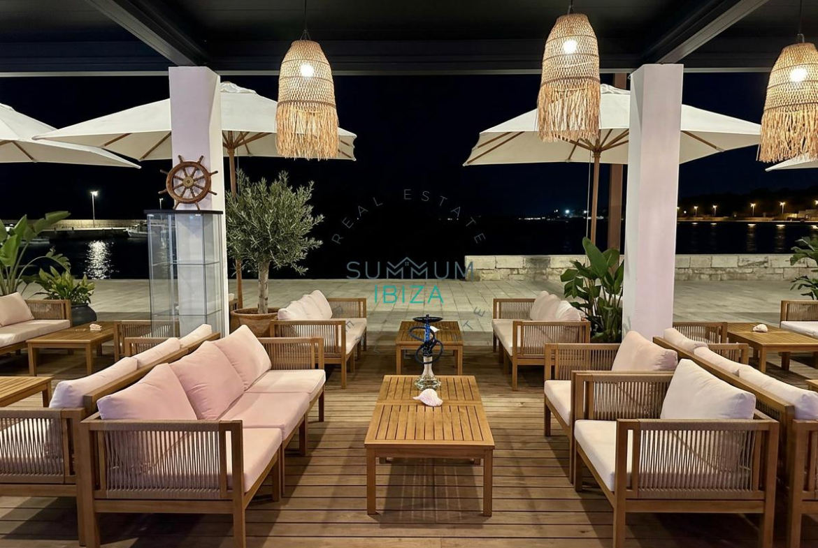 Magnífico Local comercial con terraza y mucho potencial
