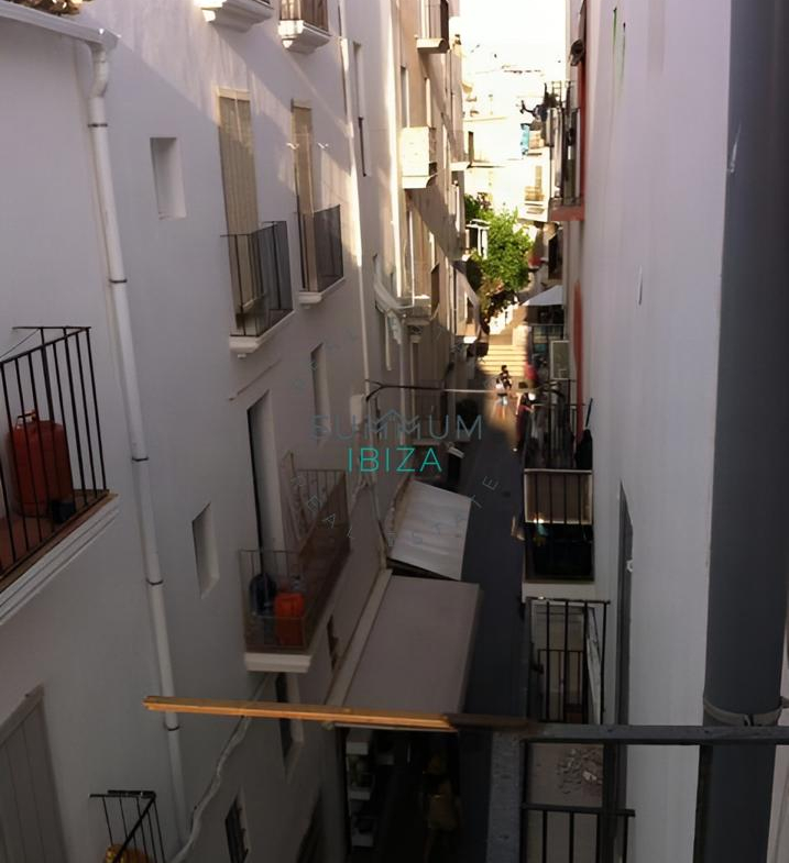 Loft de 1 dormitorio con balcón en la zona histórica de Ibiza