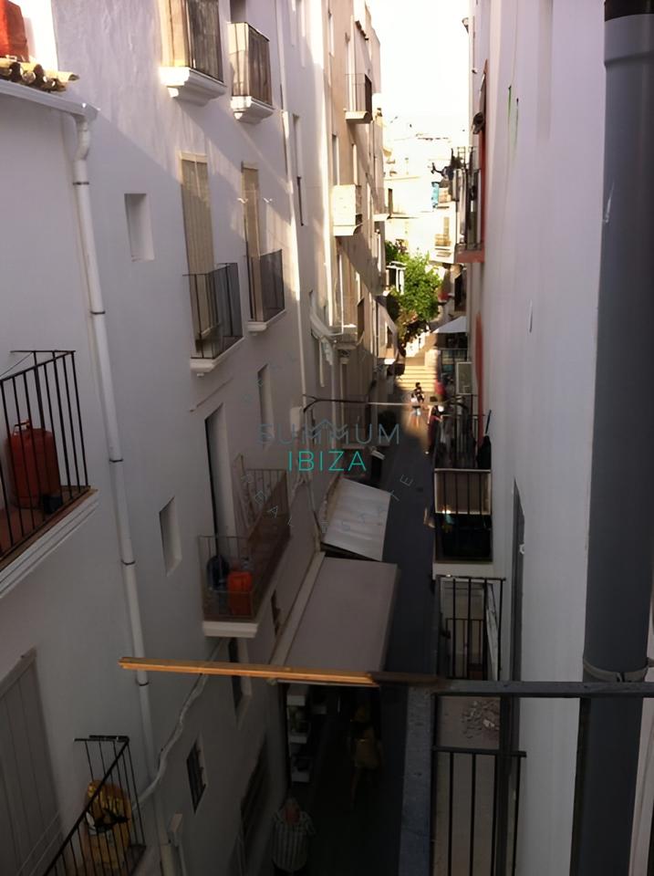 Loft de 1 dormitorio con balcón en la zona histórica de Ibiza